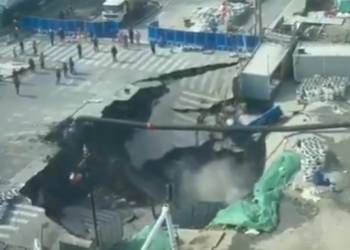 É #FATO: Vídeo mostra cratera gigante se abrindo no meio da rua em obra do metrô de Xangai, na China; assista