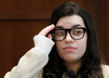 Babá brasileira é condenada a 10 anos de prisão por morte de mulher de amante e de outro homem nos EUA