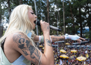 Foliões encaram chuva e sol para ver Pabllo e grupo de K-pop Nmixx