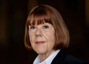 Gisèle Pelicot fala sobre ter encontrado amor após condenação do ex-marido e de 50 homens que a estupraram: 'A vida sempre reserva belas surpresas'