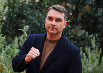 PT vai ao TSE contra Flávio e PL por posts com IA críticos a desfile pró-Lula