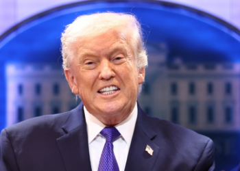 Trump diz que vai aumentar para 15% tarifa global de importação