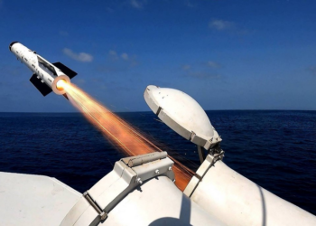 Pressionado pelos EUA, Irã se aproxima de acordo para comprar mísseis antinavio supersônicos da China, diz agência