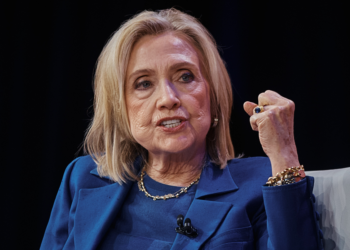 Hillary diz ter certeza de que Bill Clinton não sabe nada sobre os crimes de Epstein