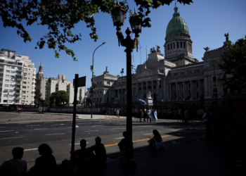 Em vitória para Milei, Senado da Argentina reduz maioridade penal de 16 para 14 anos