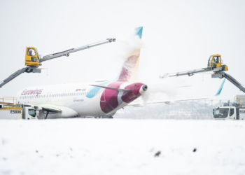 Aeroporto de Berlim, na Alemanha, cancela decolagens devido à neve e chuva