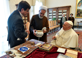 Irã anuncia líder supremo interino Alireza Arafi, que comandará processo para substituir Khamenei