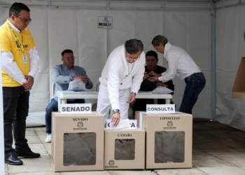 Colombianos elegem novo Congresso; votação serve de termômetro para disputa presidencial de maio