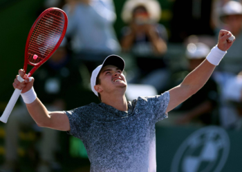João Fonseca enfrenta Jannik Sinner nesta terça; saiba onde ver