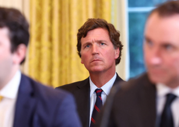 Podcast de Tucker Carlson contra guerra no Irã provoca racha no Maga