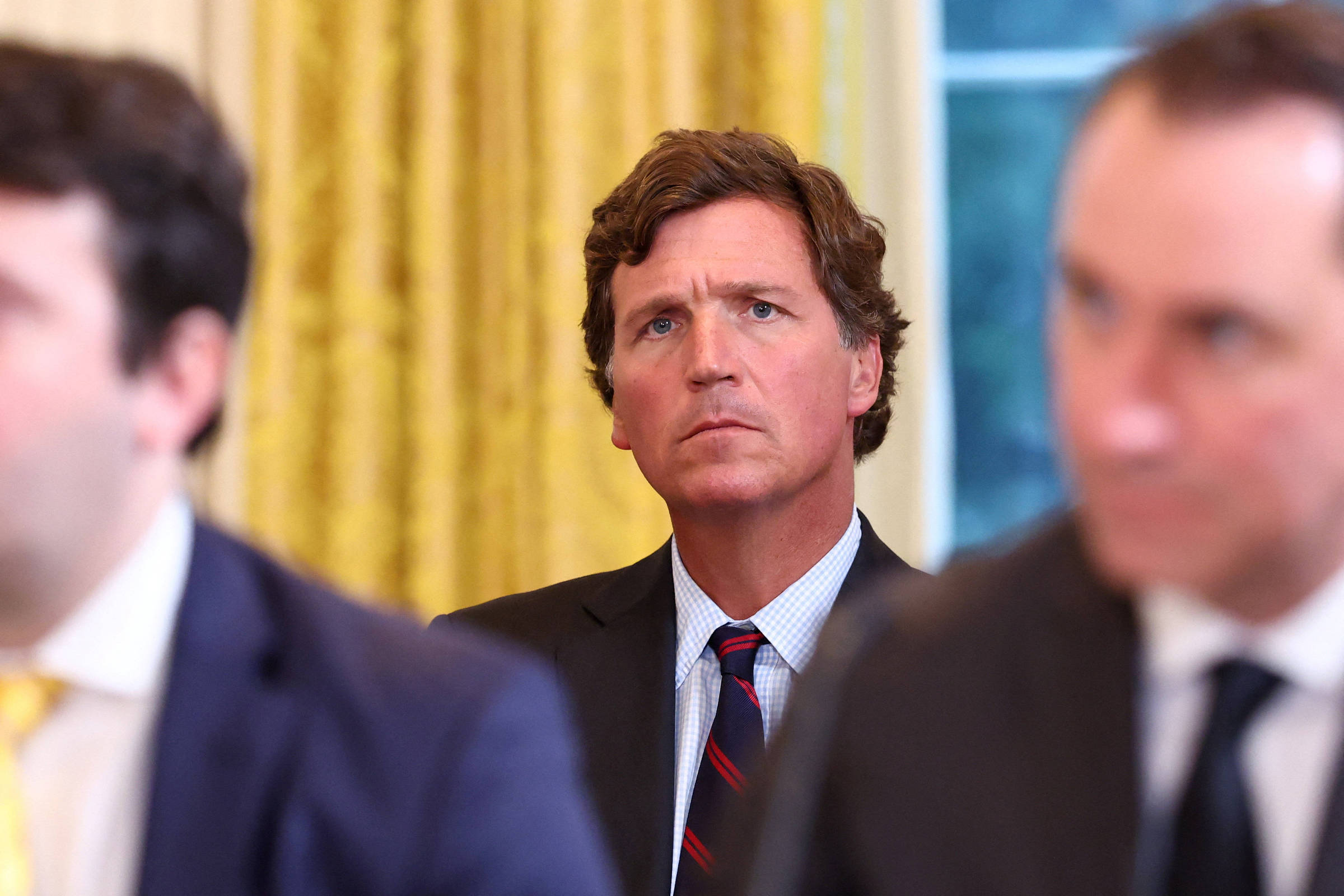 Podcast de Tucker Carlson contra guerra no Irã provoca racha no Maga