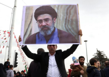 Sucessão no Irã reforça mensagem da linha dura: o regime não vai mudar