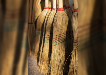 Bombeiros usam serra para remover cabo de vassoura preso em ânus de homem