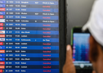 Bombardeios no Oriente Médio provocam cancelamento massivo de voos e deixam passageiros retidos