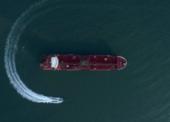 Trump diz que petroleiras 'devem' usar estreito de Ormuz