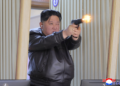 Kim Jong-un é fotografado atirando com armas de fogo durante visita a fábrica de munições na Coreia do Norte