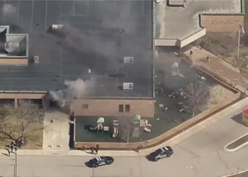 Polícia cerca sinagoga em Michigan após suspeita de que atirador invadiu o local