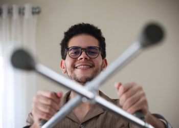 Aos 20 anos ele já venceu cinco cânceres e agora trata um novo tumor