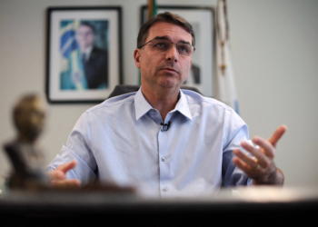 Flávio Bolsonaro sofre menos ataques no WhatsApp