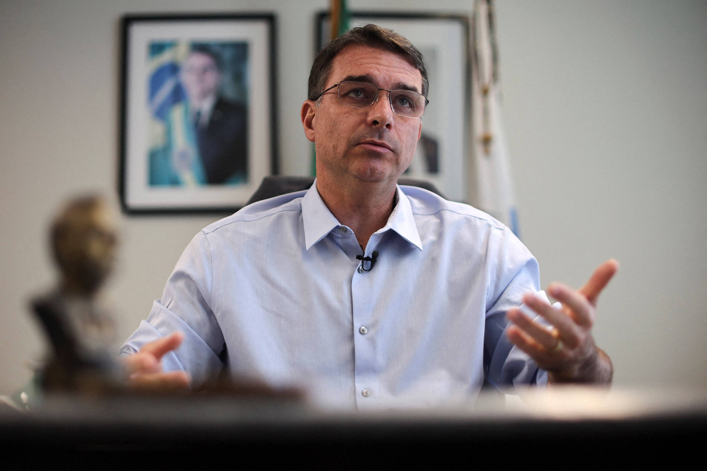 Flávio Bolsonaro sofre menos ataques no WhatsApp