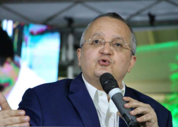 TRE mantém Taques proibido de atacar honra de Mauro Mendes e fixa multa de R$ 5 mil