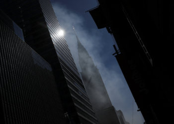 Incêndio atinge prédio em Nova York próximo à rua da Parada de Saint Patrick's Day