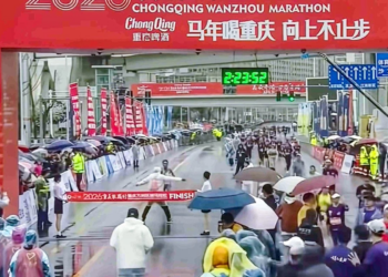Juiz é suspenso por bloquear chegada de vencedor de maratona na China; veja vídeo