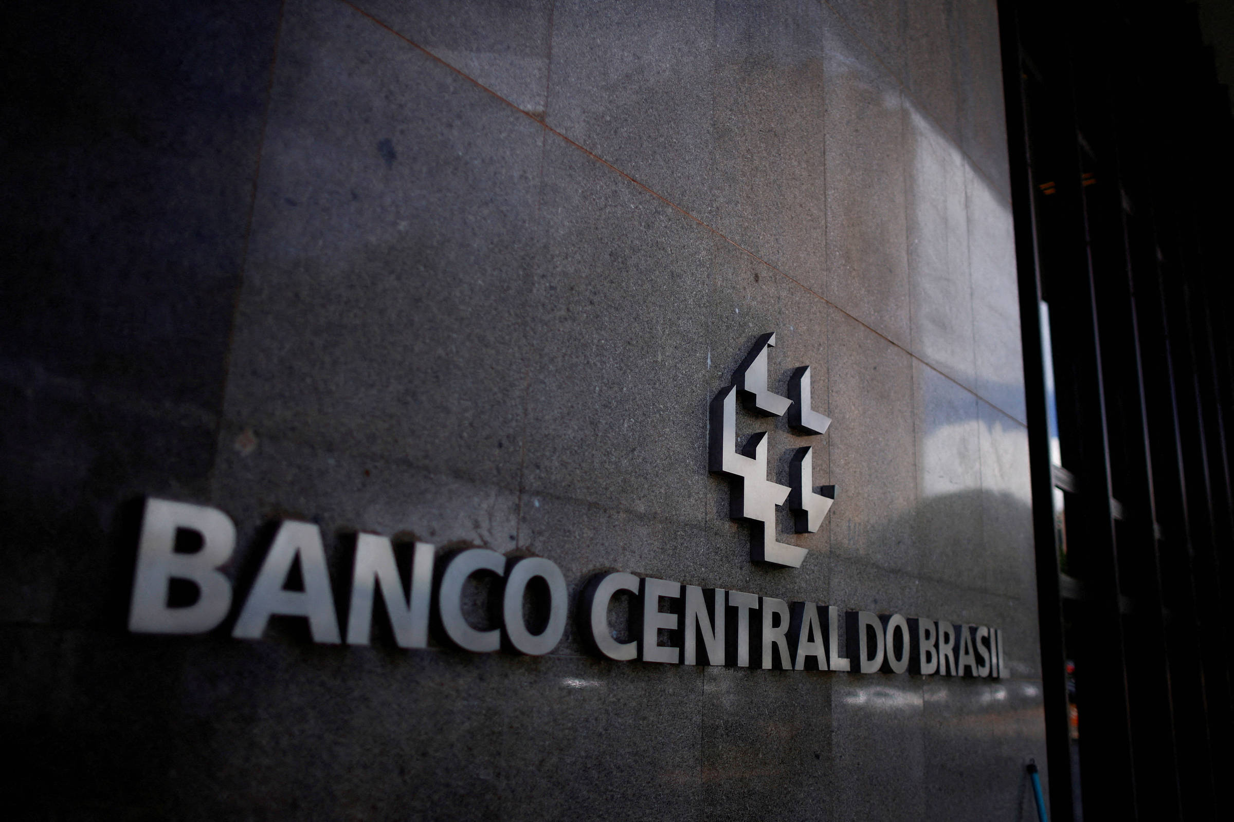BCs de Brasil e EUA decidem sobre juros nesta quarta com guerra no Irã em foco