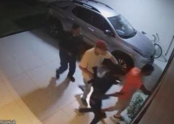 Bandidos invadem casa, fazem família refém e acabam baleados em confronto com a PM