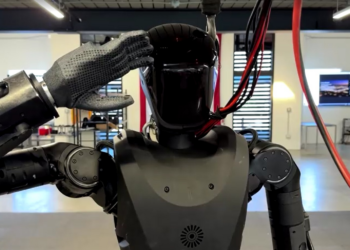 Como funciona o robô humanoide projetado para identificar alvos e usar armas em guerras