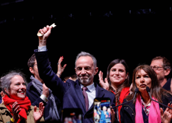 Esquerda vence ultradireita nas eleições municipais da França, segundo projeções