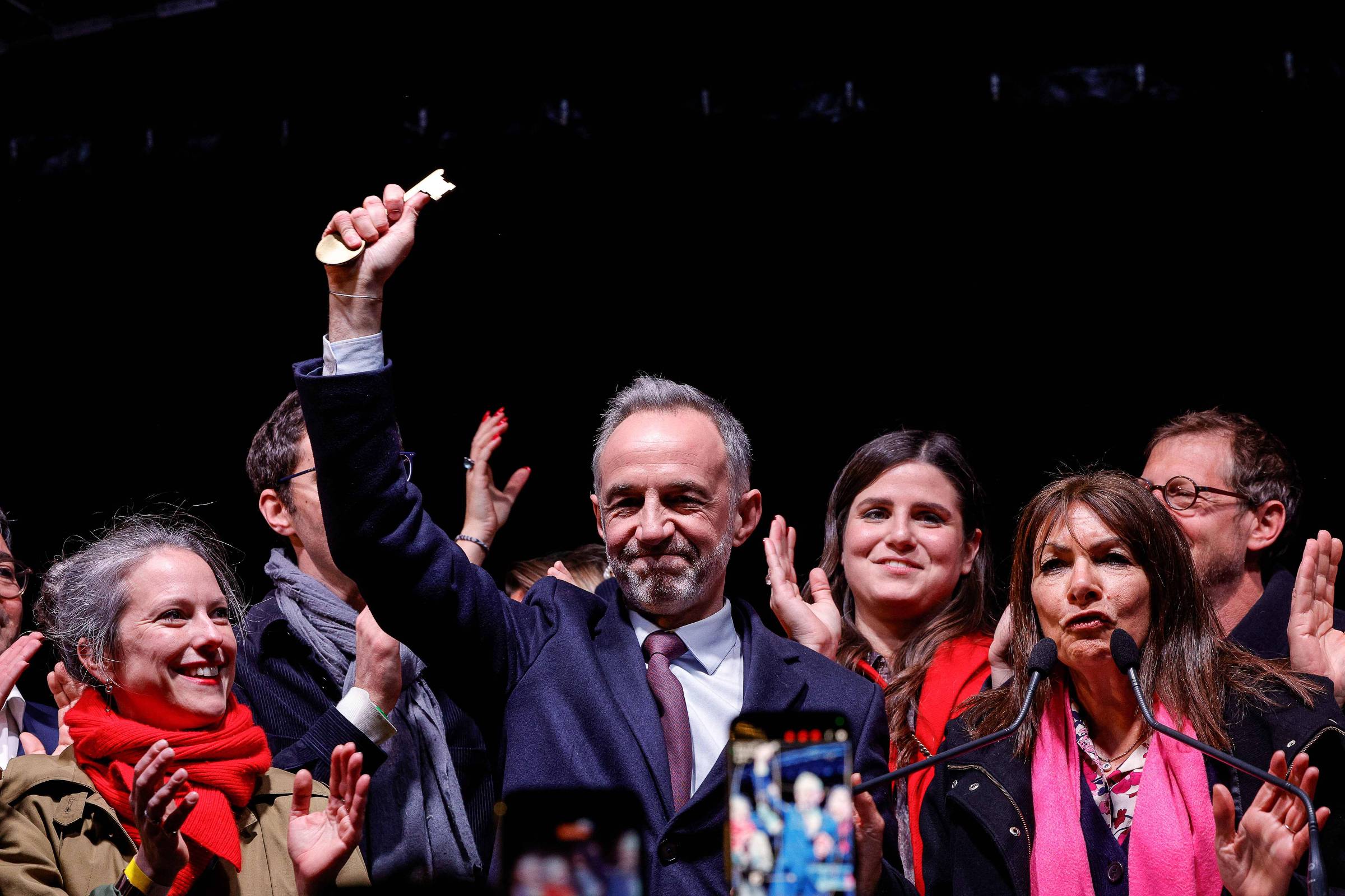 Esquerda vence ultradireita nas eleições municipais da França, segundo projeções