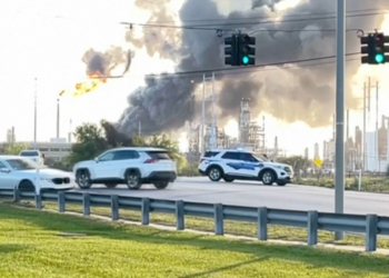 Explosão em refinaria no Texas levanta fumaça e moradores se abrigam em casa