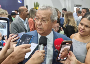 Júlio confirma candidatura de Jayme ao Governo: "Vamos para a urna disputar taco a taco com Pivetta, com Wellington e com quem vier"