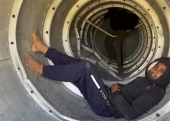 VÍDEO: adolescentes são vistos 'brincando' dentro de fragmento de míssil ao sul de Israel