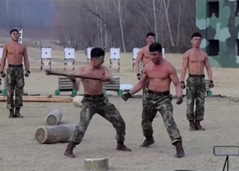 Kim Jong-un assiste a soldados quebrando tijolos com a cabeça e dando marteladas no abdômen na Coreia do Norte