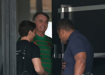 Defesa de Bolsonaro diz que ex-presidente não viu vídeo gravado por Eduardo nos EUA