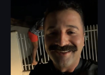 Sargento da PM flagra bandido preso em portão ao tentar roubar casa em Sinop; vídeo