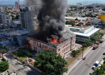 Incêndio atinge prédio histórico no litoral do Paraná