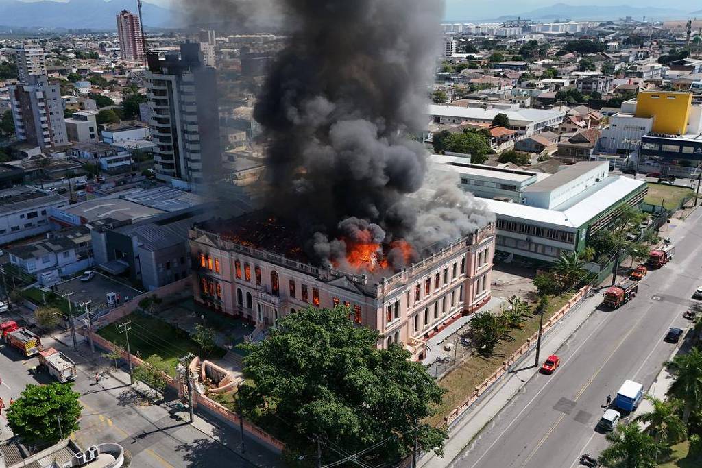Incêndio atinge prédio histórico no litoral do Paraná