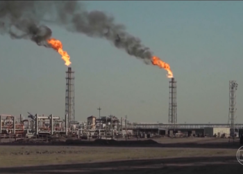 Ataques ucranianos atingem porto estratégico e grande refinaria, ampliando pressão sobre a infraestrutura energética da Rússia