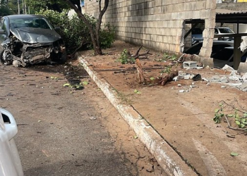 Homem destrói muro de condomínio em Cuiabá e estraga carros; vídeo