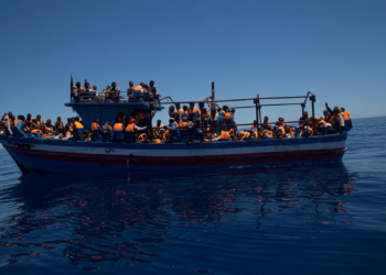 105 migrantes naufragam perto da costa da Itália; 32 são resgatados