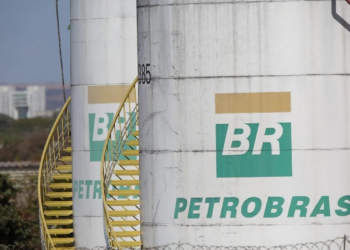 Petrobras aumenta querosene de aviação em 54,6% e preço das passagens aéreas pode explodir