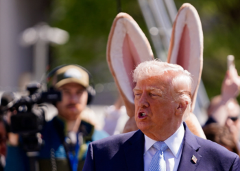 Ao lado do Coelhinho da Páscoa, Trump faz discurso sobre guerra em evento para crianças