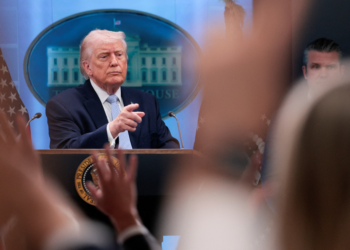 Trump ameaça prender repórter que noticiou desaparecimento de 2º piloto americano no Irã