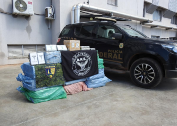 PF cerca avião e impede decolagem com quase meia tonelada de cocaína em MT