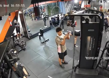 VÍDEO: Jovem tem joelhos esmagados por 160 kg após falha de equipamento em academia
