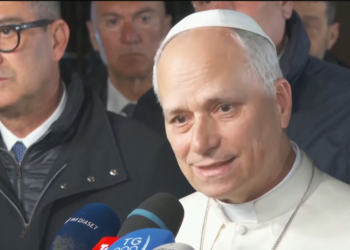 Papa Leão XIV pede o fim da 'loucura da guerra' enquanto EUA e Irã iniciam conversas