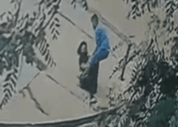 Homem espanca mulher na rua e tenta atropelar vítima; veja vídeo